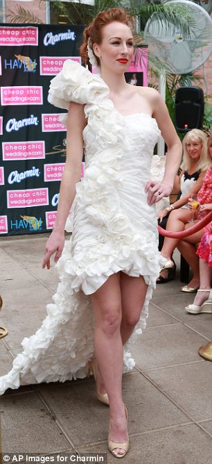 10th annual toilet paper wedding dress contest, платья из туалетной бумаги, свадебные платья из бумаги