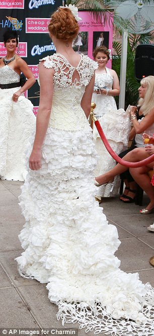 10th annual toilet paper wedding dress contest, платья из туалетной бумаги, свадебные платья из бумаги