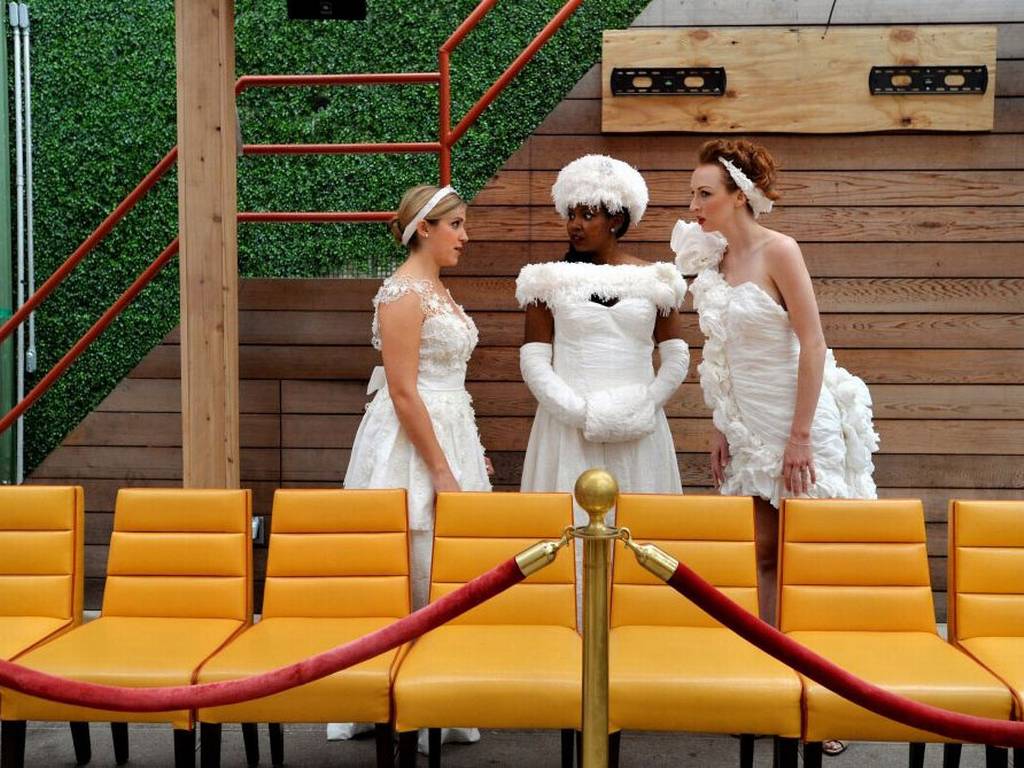 10th annual toilet paper wedding dress contest, платья из туалетной бумаги, свадебные платья из бумаги