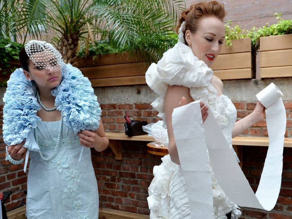 10th annual toilet paper wedding dress contest, платья из туалетной бумаги, свадебные платья из бумаги