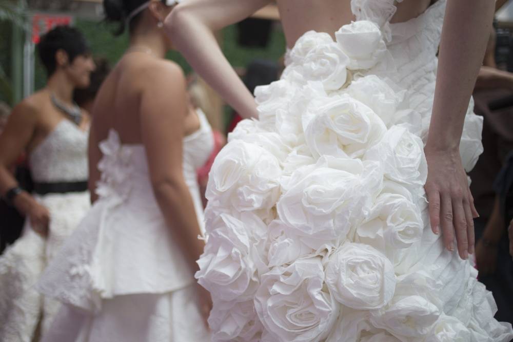 10th annual toilet paper wedding dress contest, платья из туалетной бумаги, свадебные платья из бумаги
