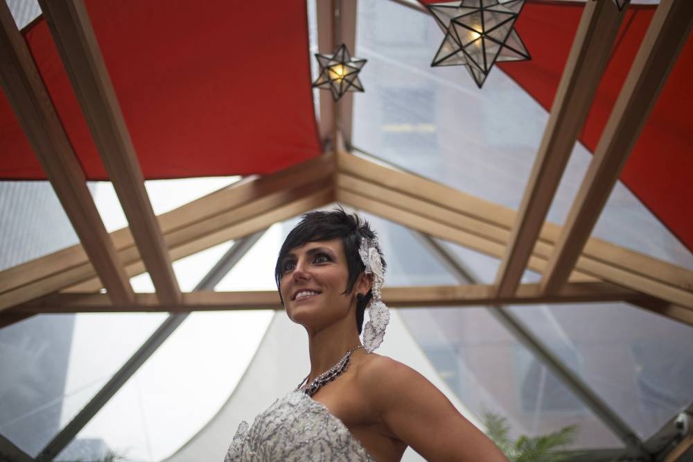 10th annual toilet paper wedding dress contest, платья из туалетной бумаги, свадебные платья из бумаги