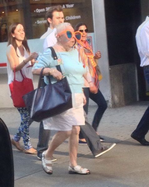 Горе-модники на улицах города, фрики