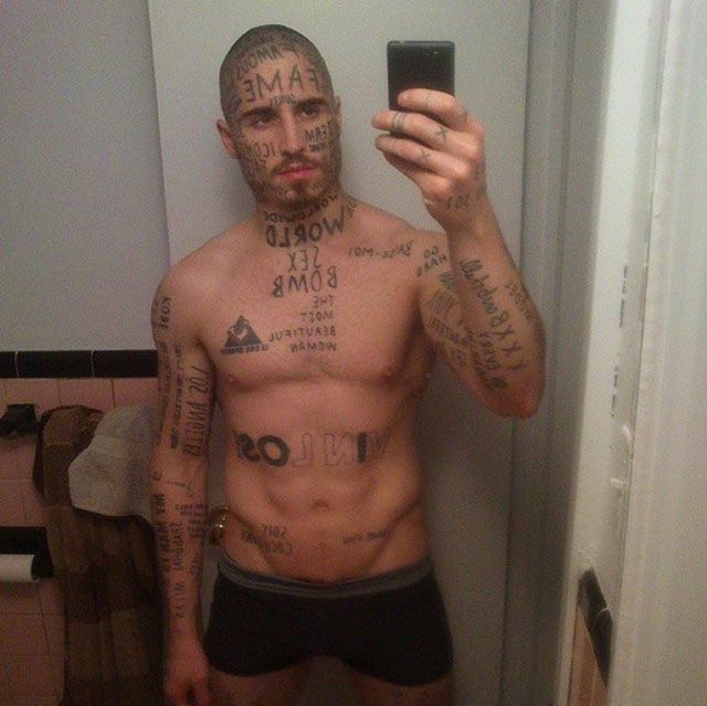 Канадская модель тату на лице, модель набил на лице случайные слова, Вин Лос, Vin Los, тату случайные слова по всему телу