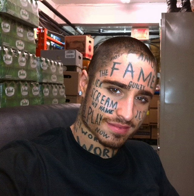 Канадская модель тату на лице, модель набил на лице случайные слова, Вин Лос, Vin Los, тату случайные слова по всему телу