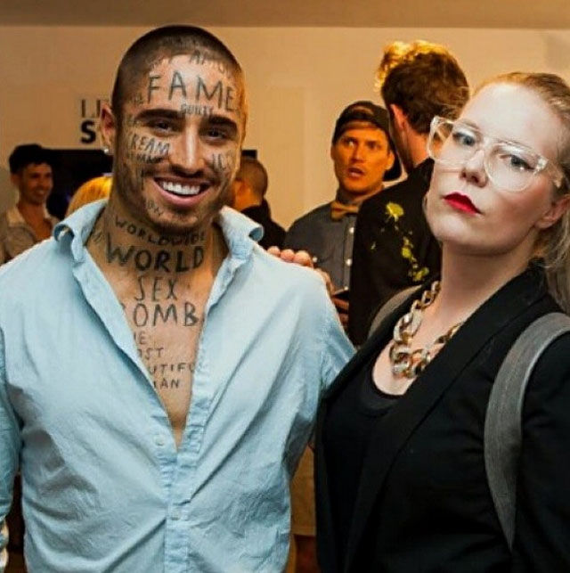 Канадская модель тату на лице, модель набил на лице случайные слова, Вин Лос, Vin Los, тату случайные слова по всему телу