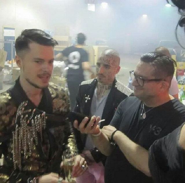 Канадская модель тату на лице, модель набил на лице случайные слова, Вин Лос, Vin Los, тату случайные слова по всему телу