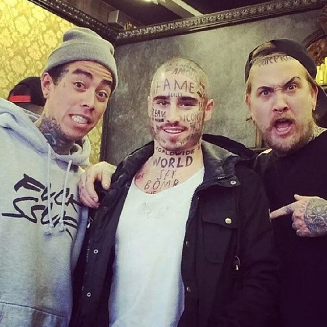 Канадская модель тату на лице, модель набил на лице случайные слова, Вин Лос, Vin Los, тату случайные слова по всему телу