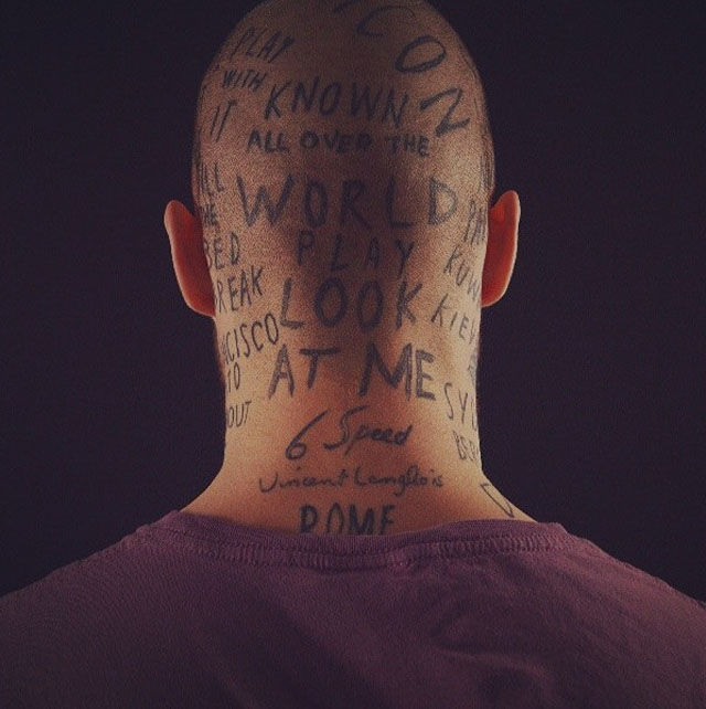 Канадская модель тату на лице, модель набил на лице случайные слова, Вин Лос, Vin Los, тату случайные слова по всему телу