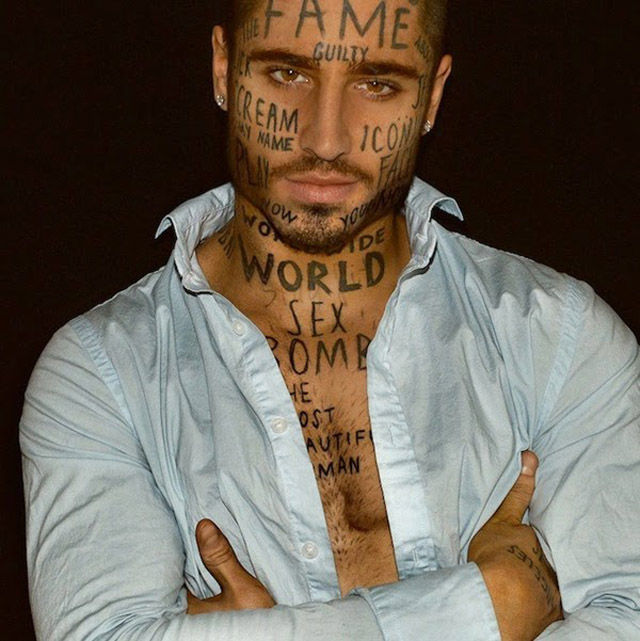 Канадская модель тату на лице, модель набил на лице случайные слова, Вин Лос, Vin Los, тату случайные слова по всему телу