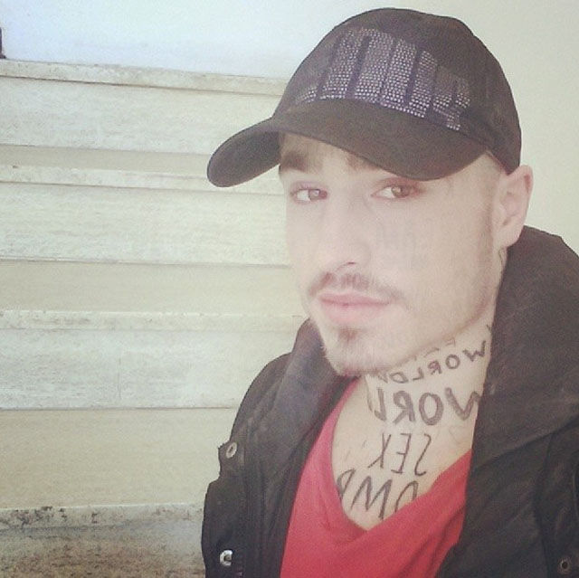 Канадская модель тату на лице, модель набил на лице случайные слова, Вин Лос, Vin Los, тату случайные слова по всему телу