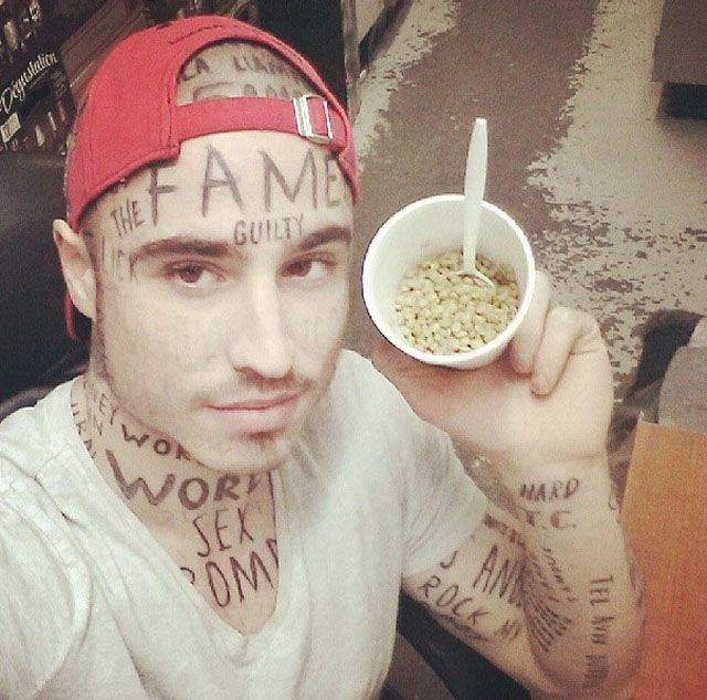 Канадская модель тату на лице, модель набил на лице случайные слова, Вин Лос, Vin Los, тату случайные слова по всему телу