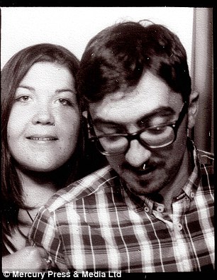 обрученились в фотокабинке, предложение руки в фотокабинке, жених сделал невесте предложение в фотокабинке