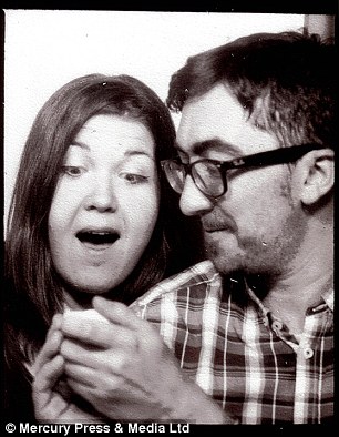 обрученились в фотокабинке, предложение руки в фотокабинке, жених сделал невесте предложение в фотокабинке