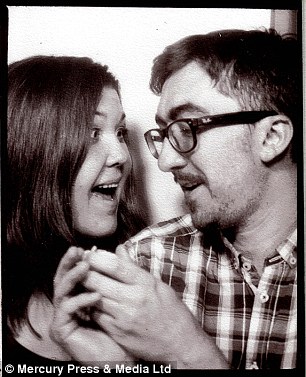 обрученились в фотокабинке, предложение руки в фотокабинке, жених сделал невесте предложение в фотокабинке