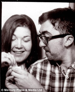 обрученились в фотокабинке, предложение руки в фотокабинке, жених сделал невесте предложение в фотокабинке