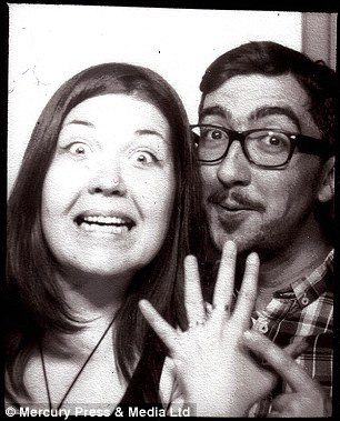 обрученились в фотокабинке, предложение руки в фотокабинке, жених сделал невесте предложение в фотокабинке