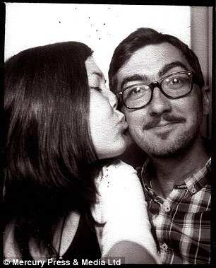 обрученились в фотокабинке, предложение руки в фотокабинке, жених сделал невесте предложение в фотокабинке