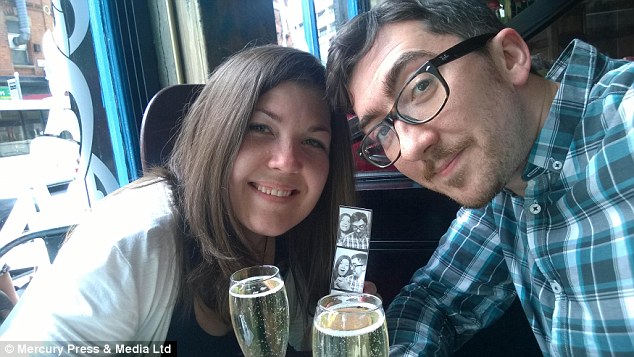 обрученились в фотокабинке, предложение руки в фотокабинке, жених сделал невесте предложение в фотокабинке