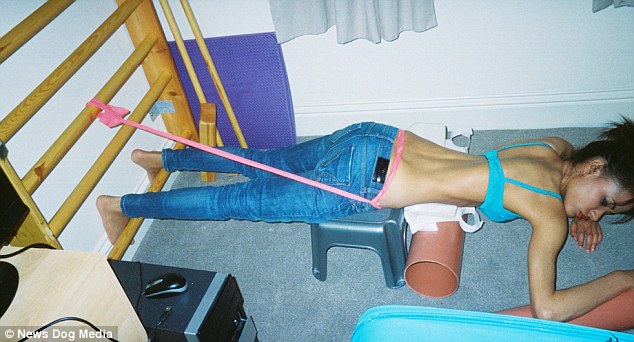 Айша Джонс, Ayesha Jones, девушка с кривой спиной стала моделью, страшный сколиоз