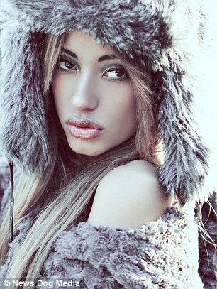 Айша Джонс, Ayesha Jones, девушка с кривой спиной стала моделью, страшный сколиоз