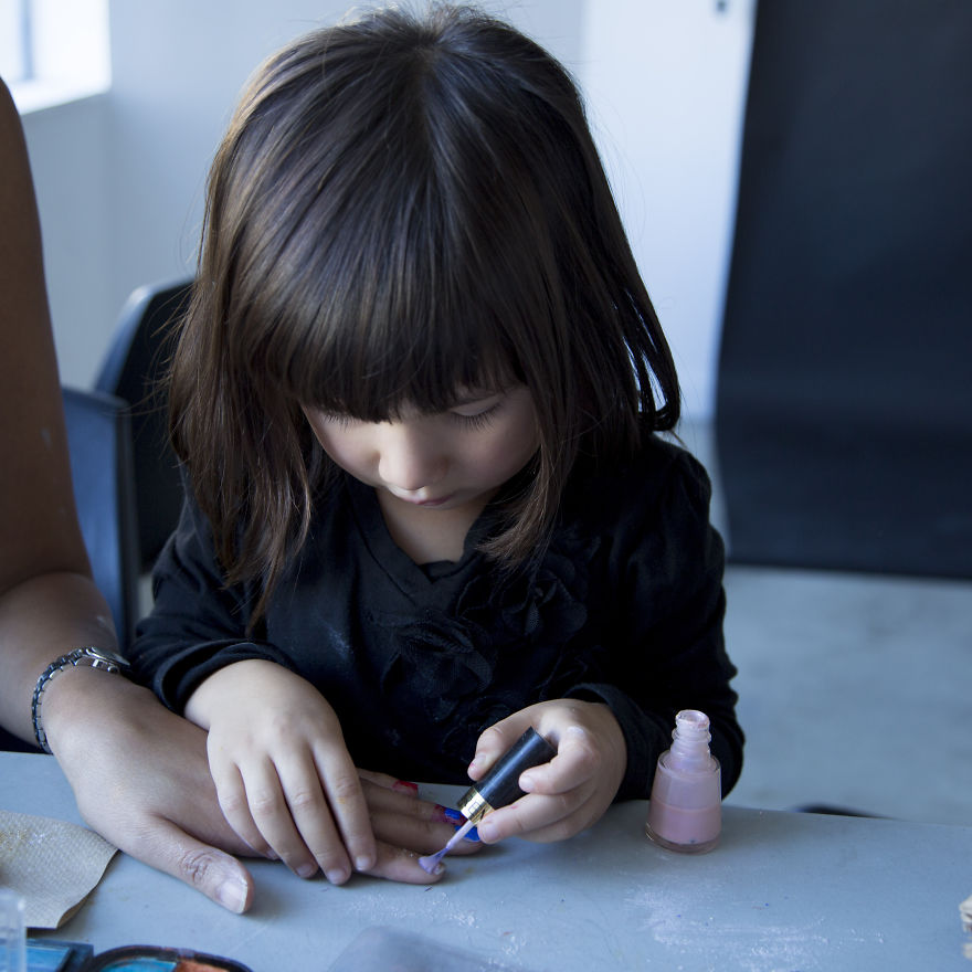 Дочки-матери: фотопроект, в котором маленькие девочки делают макияж своим мамам Элли Хайс, Elly Heise, Daughter does my makeup, маленькие девочки красят свои мам