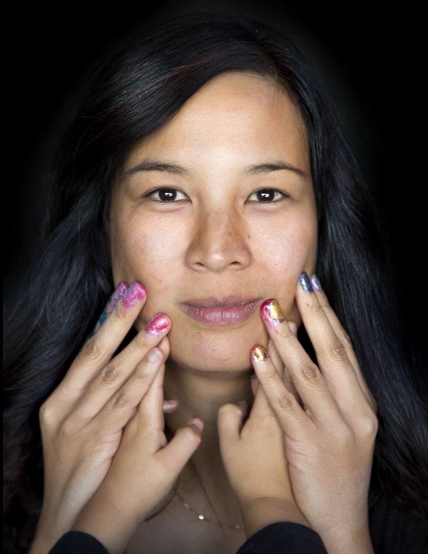 Дочки-матери: фотопроект, в котором маленькие девочки делают макияж своим мамам Элли Хайс, Elly Heise, Daughter does my makeup, маленькие девочки красят свои мам