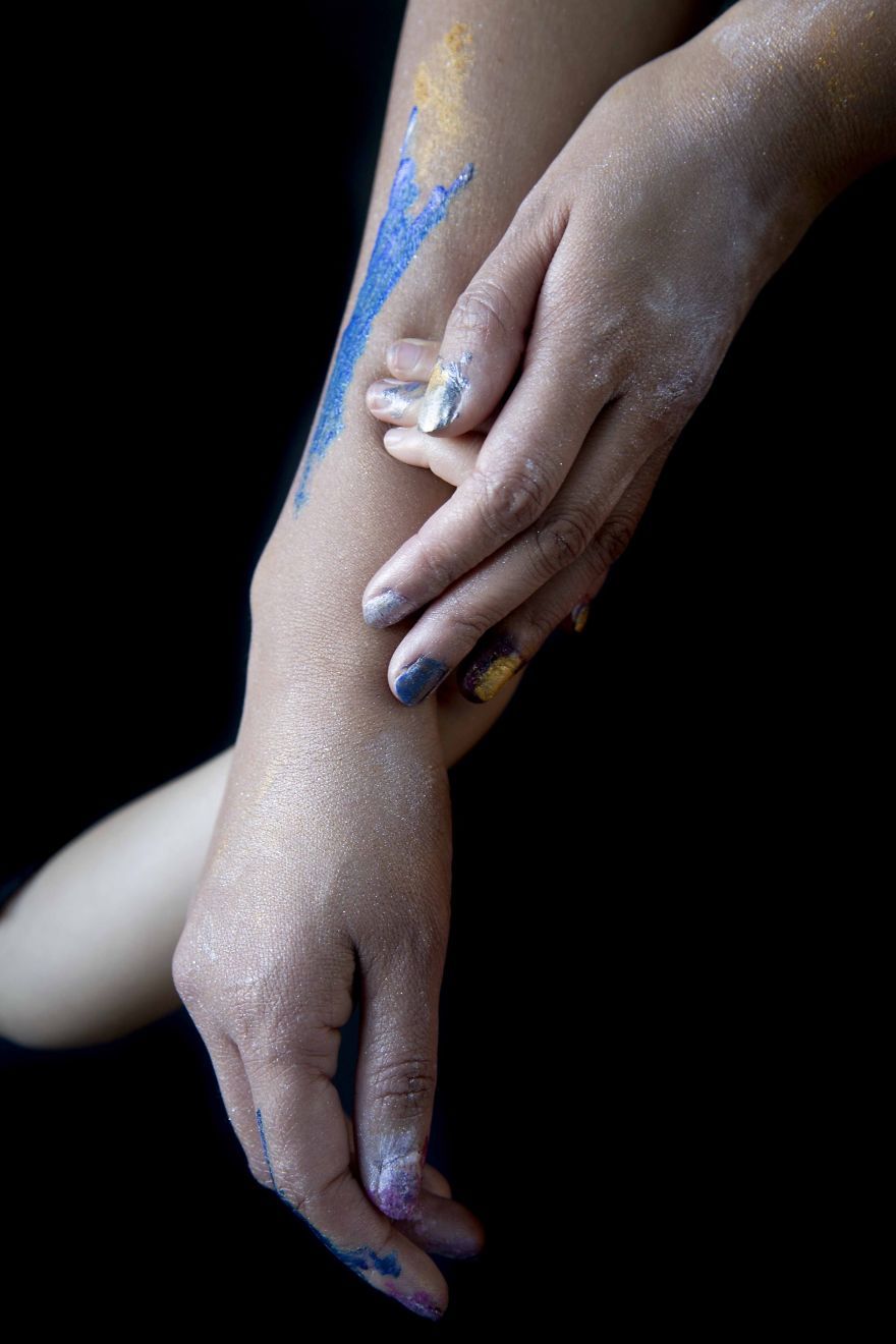 Дочки-матери: фотопроект, в котором маленькие девочки делают макияж своим мамам Элли Хайс, Elly Heise, Daughter does my makeup, маленькие девочки красят свои мам