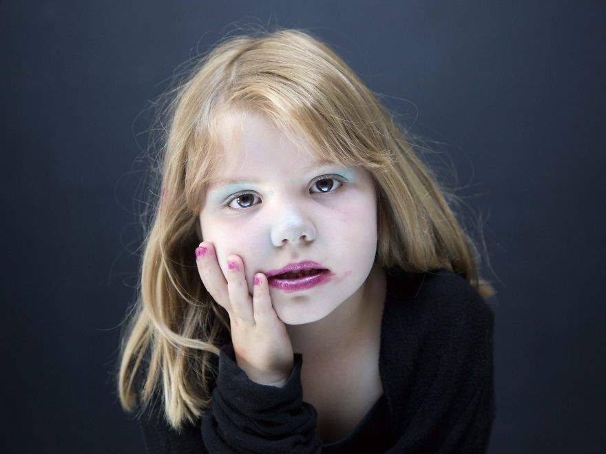 Дочки-матери: фотопроект, в котором маленькие девочки делают макияж своим мамам Элли Хайс, Elly Heise, Daughter does my makeup, маленькие девочки красят свои мам