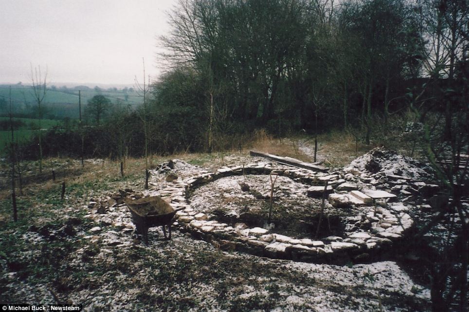 эко-дом из подручных средств, дом хоббита, дом за 252 доллара, £150 hobbit hole, Майкл Бак Michael Buck 