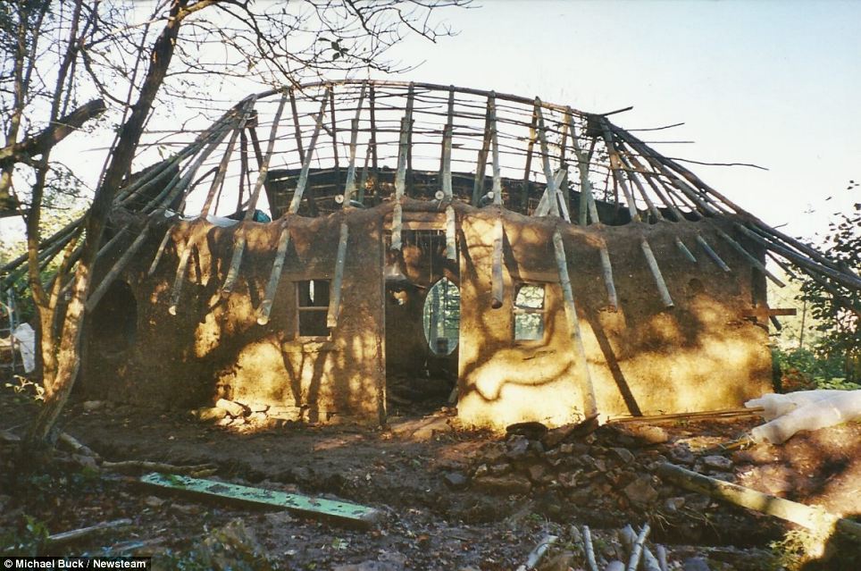 эко-дом из подручных средств, дом хоббита, дом за 252 доллара, £150 hobbit hole, Майкл Бак Michael Buck 