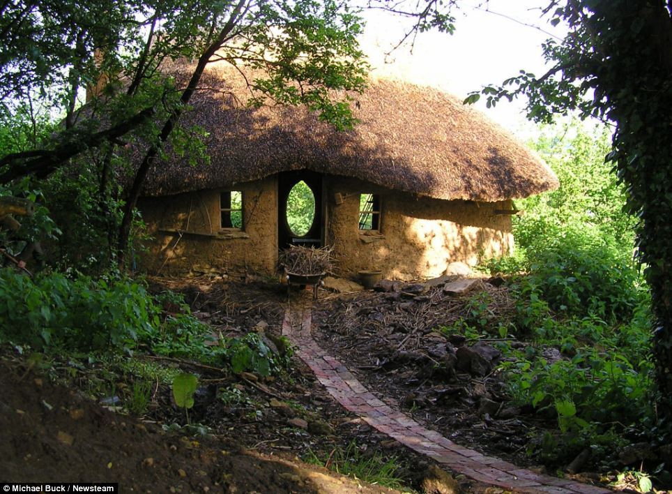 эко-дом из подручных средств, дом хоббита, дом за 252 доллара, £150 hobbit hole, Майкл Бак Michael Buck 