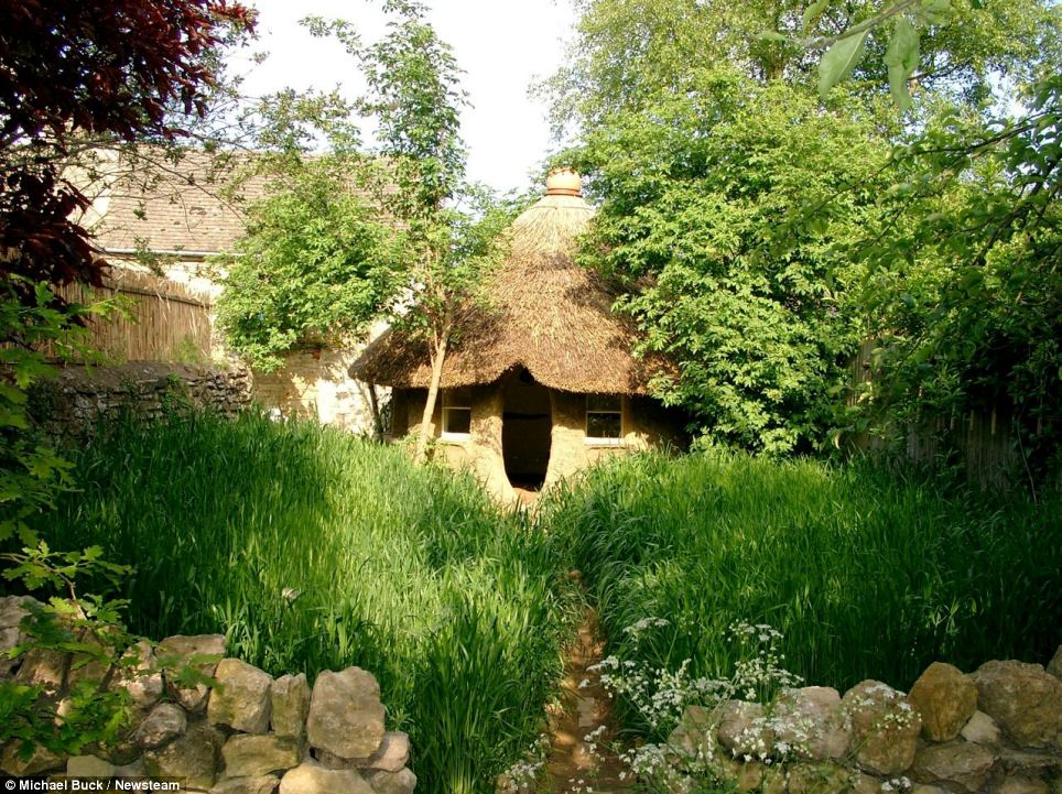 эко-дом из подручных средств, дом хоббита, дом за 252 доллара, £150 hobbit hole, Майкл Бак Michael Buck 