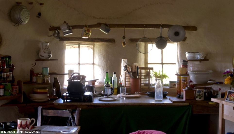 эко-дом из подручных средств, дом хоббита, дом за 252 доллара, £150 hobbit hole, Майкл Бак Michael Buck 