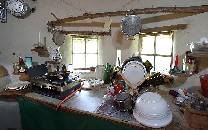 эко-дом из подручных средств, дом хоббита, дом за 252 доллара, £150 hobbit hole, Майкл Бак Michael Buck 