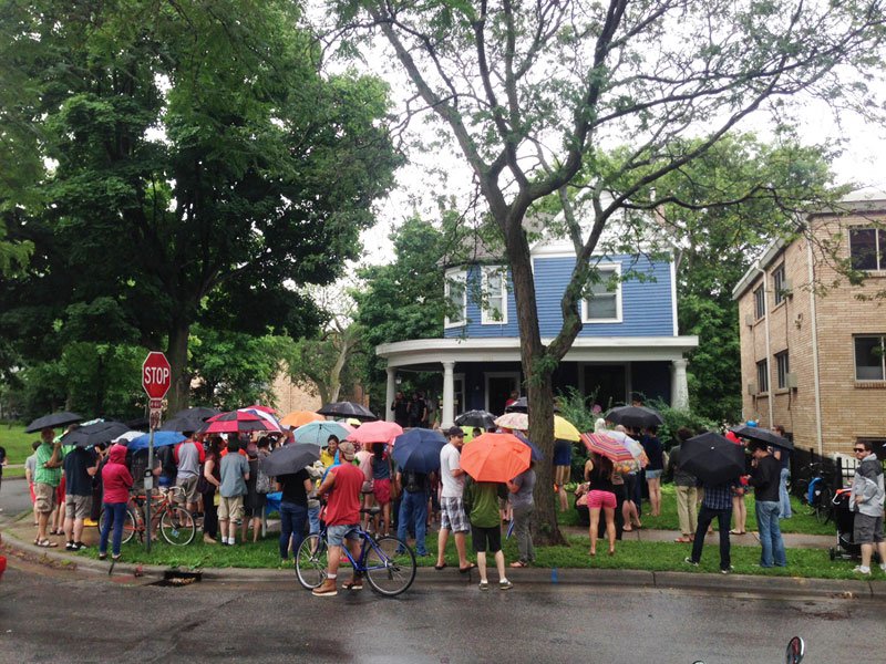 Бесплатный концерт во дворе дома, Дилан Споринг, Dylan Spoering, Томас Ребайн, Thomas Rehbein