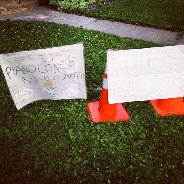 Бесплатный концерт во дворе дома, Дилан Споринг, Dylan Spoering, Томас Ребайн, Thomas Rehbein