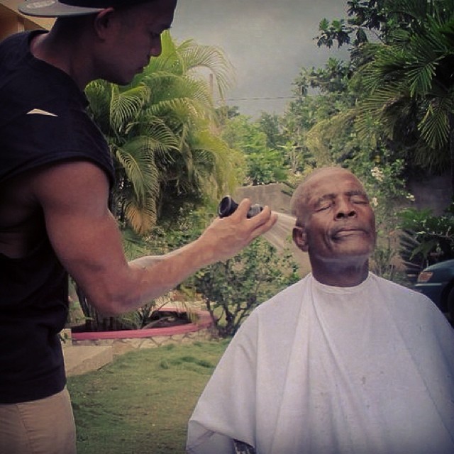 Каждое воскресенье стилист Марк Бастос бесплатно делает стильные стрижки бездомным Mark Bustos hair stylist. Марк Бастос стрижёт бездомных