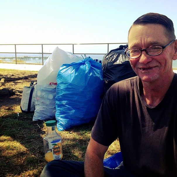 Каждое воскресенье стилист Марк Бастос бесплатно делает стильные стрижки бездомным Mark Bustos hair stylist. Марк Бастос стрижёт бездомных