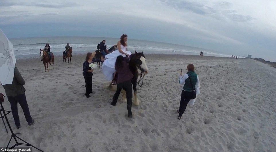 неудачная фотосессия невесты на коне, полный рот песка, лошадь сбросила невесту, невеста упала с лошади