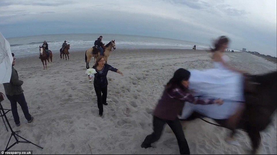 неудачная фотосессия невесты на коне, полный рот песка, лошадь сбросила невесту, невеста упала с лошади