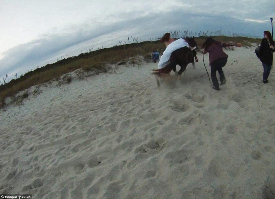 неудачная фотосессия невесты на коне, полный рот песка, лошадь сбросила невесту, невеста упала с лошади