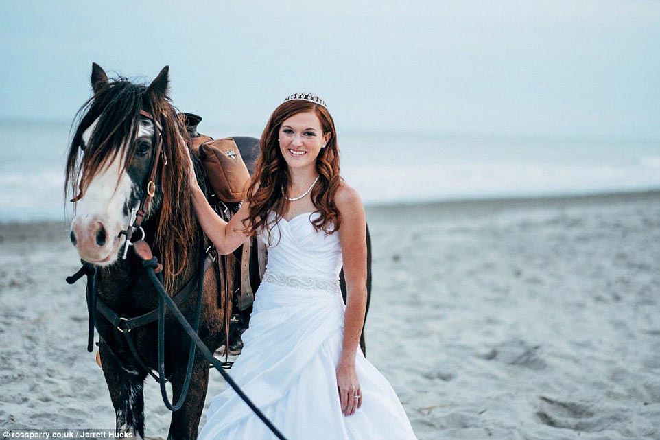 неудачная фотосессия невесты на коне, полный рот песка, лошадь сбросила невесту, невеста упала с лошади