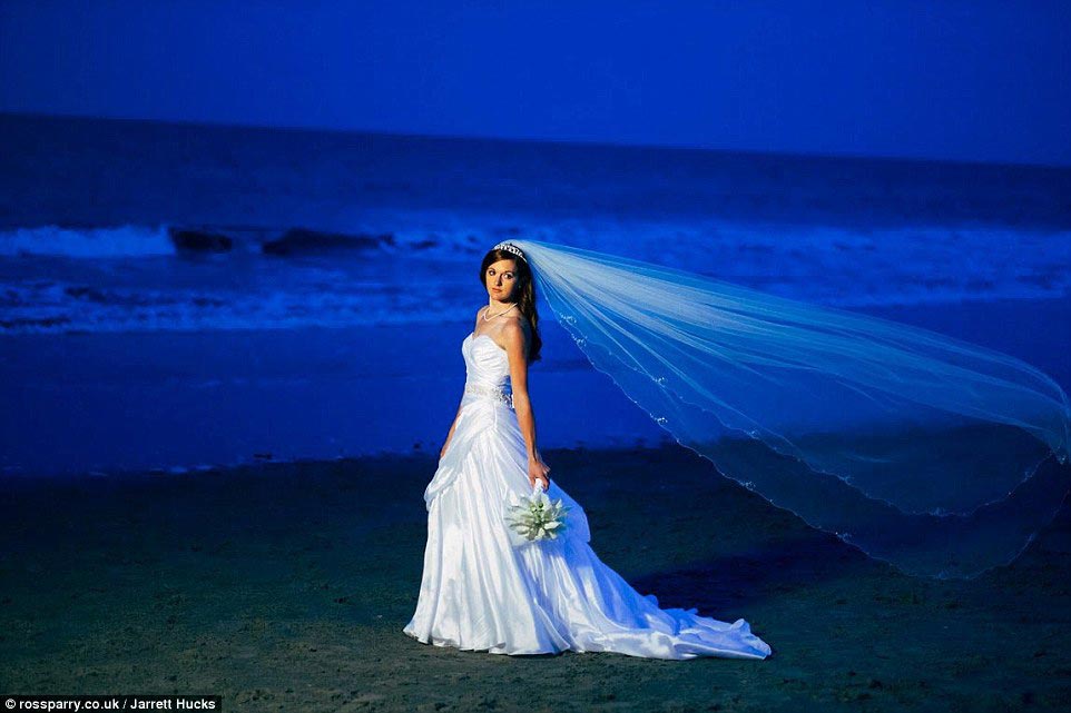 неудачная фотосессия невесты на коне, полный рот песка, лошадь сбросила невесту, невеста упала с лошади