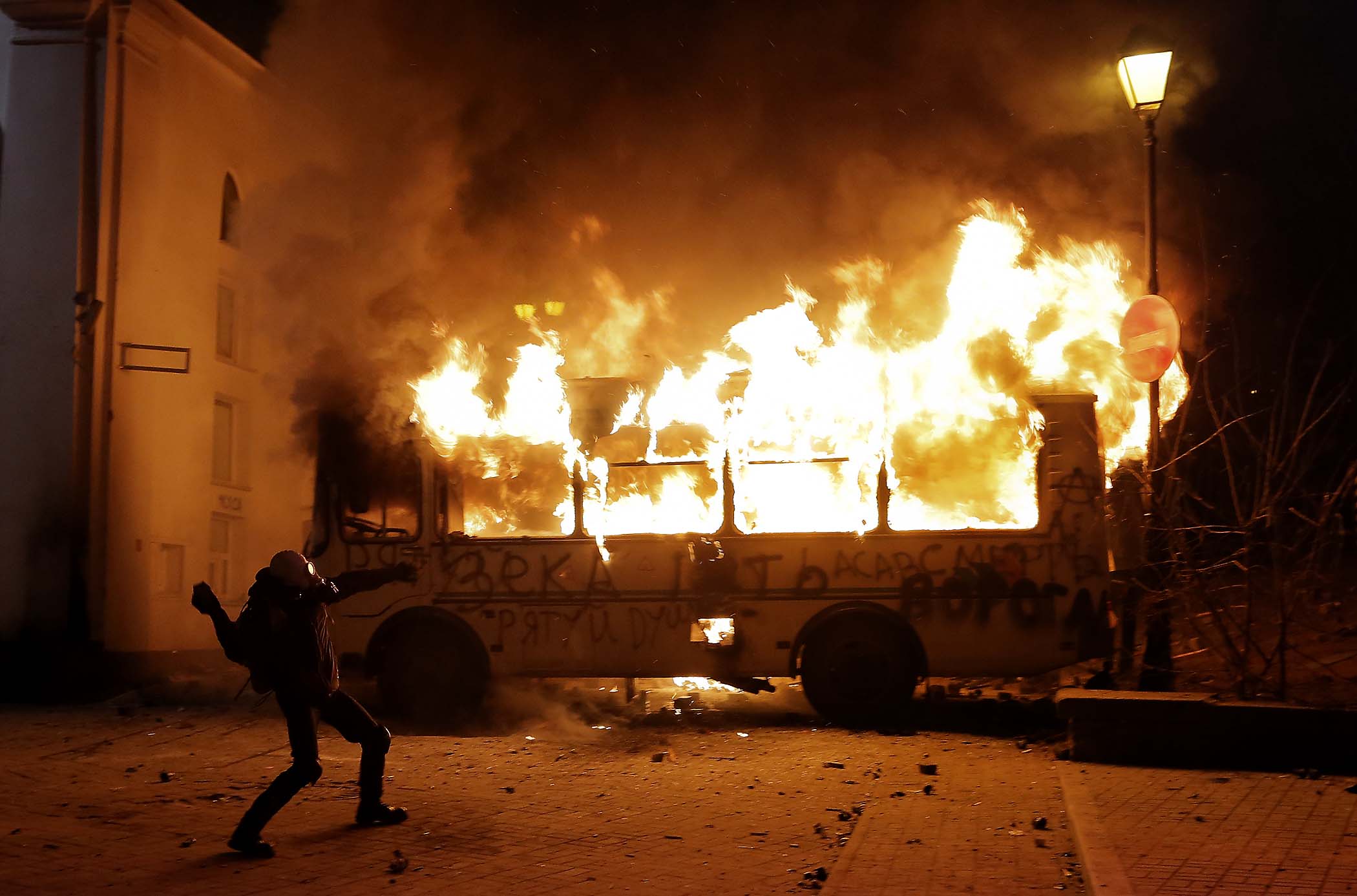 Коктейли Молотова и уличные бои от украинских протестующих Проевропеский протест, украина, митинг, коктейли молотова, подожгли полицейский автобус, беркут