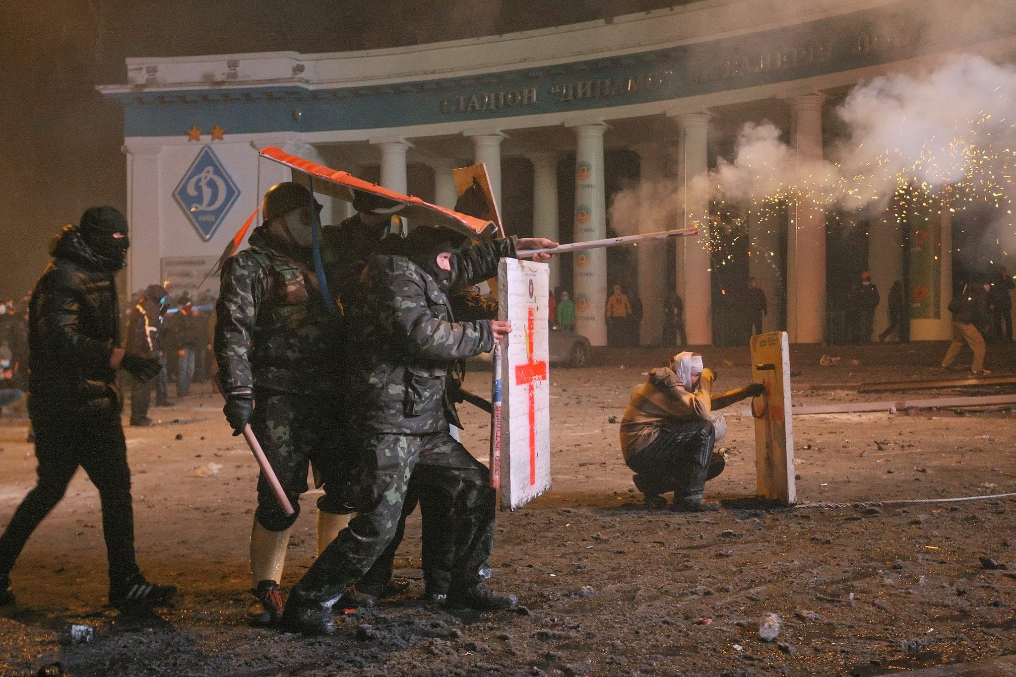 Коктейли Молотова и уличные бои от украинских протестующих Проевропеский протест, украина, митинг, коктейли молотова, подожгли полицейский автобус, беркут