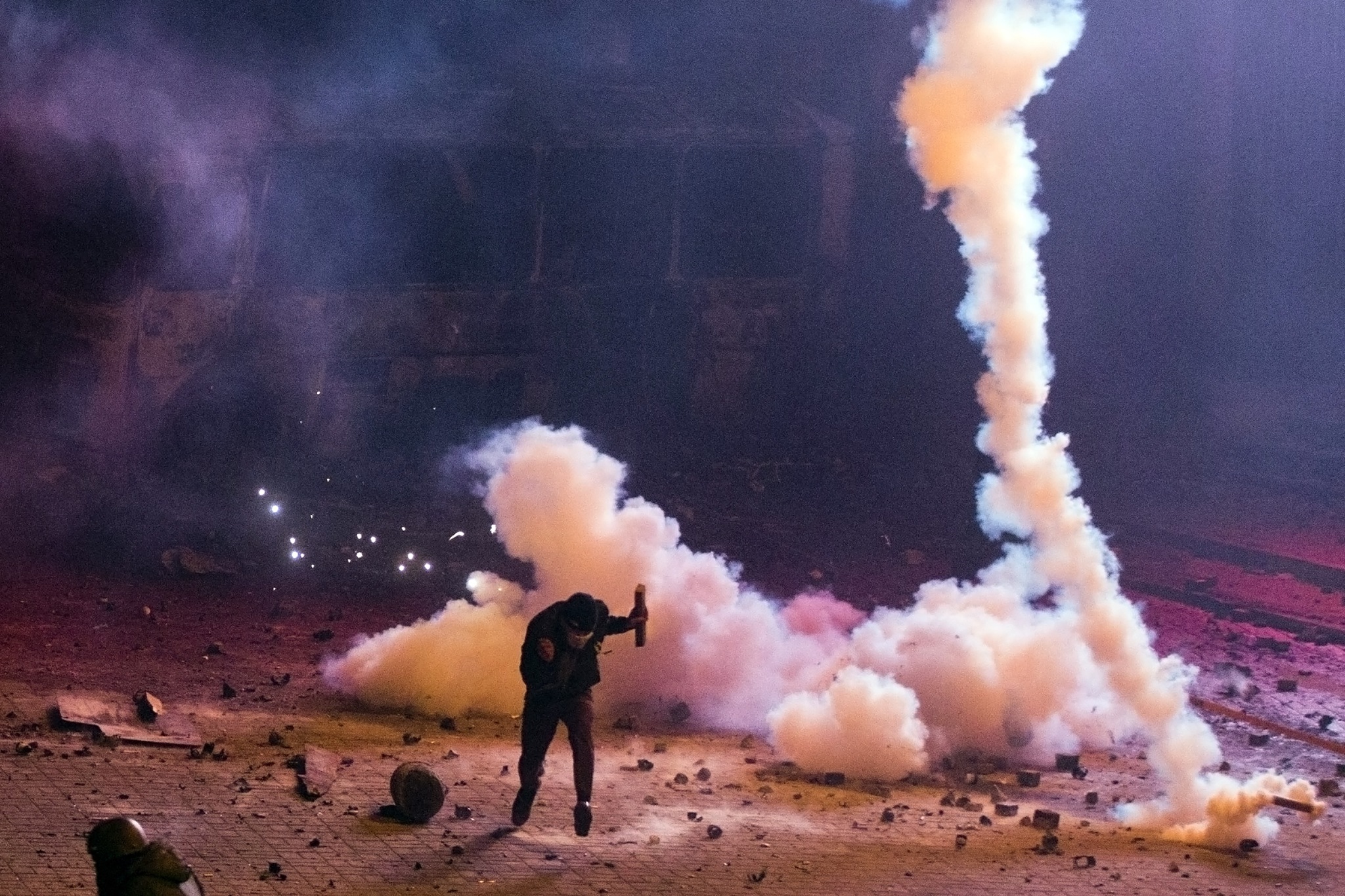 Коктейли Молотова и уличные бои от украинских протестующих Проевропеский протест, украина, митинг, коктейли молотова, подожгли полицейский автобус, беркут