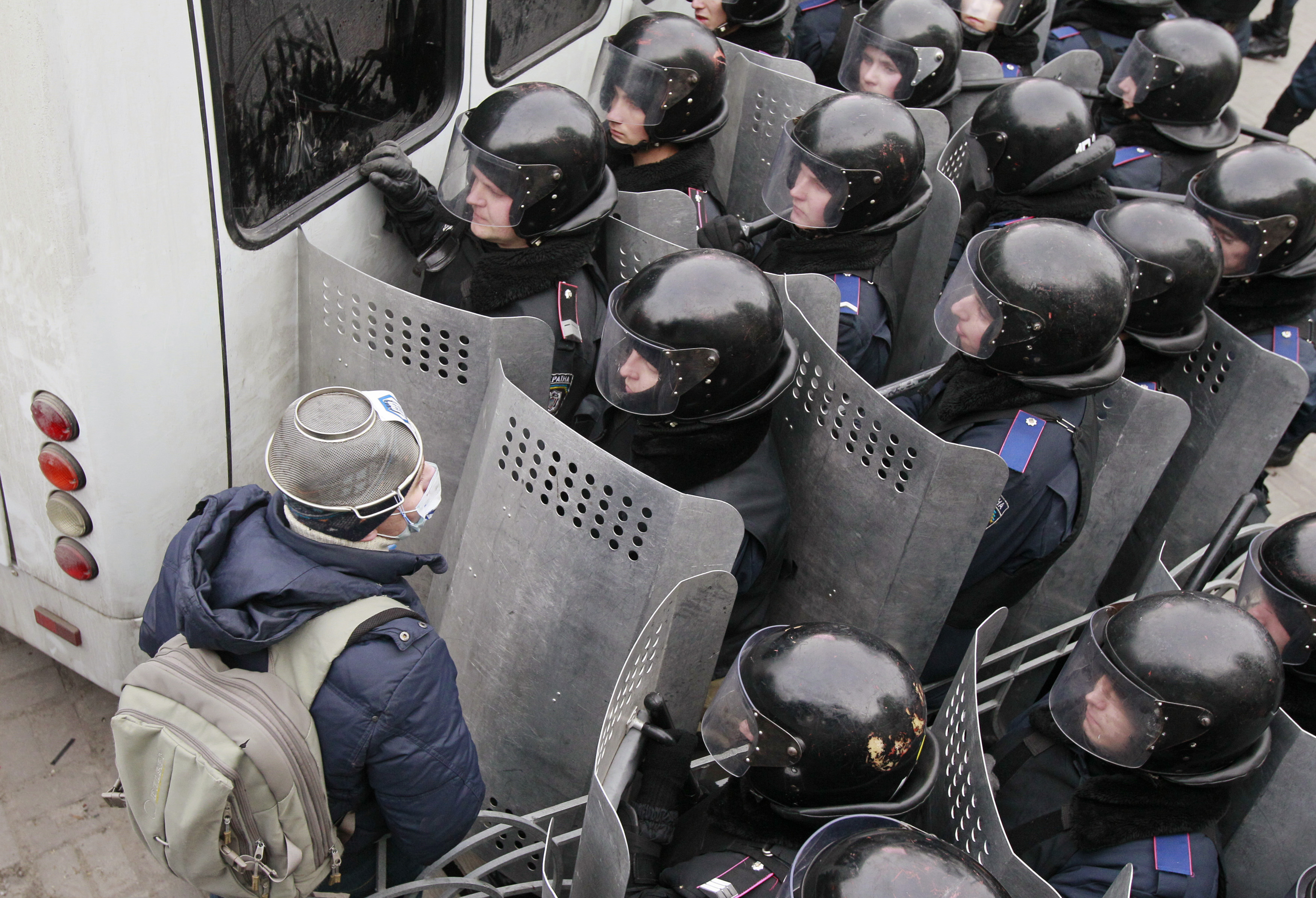 Коктейли Молотова и уличные бои от украинских протестующих Проевропеский протест, украина, митинг, коктейли молотова, подожгли полицейский автобус, беркут