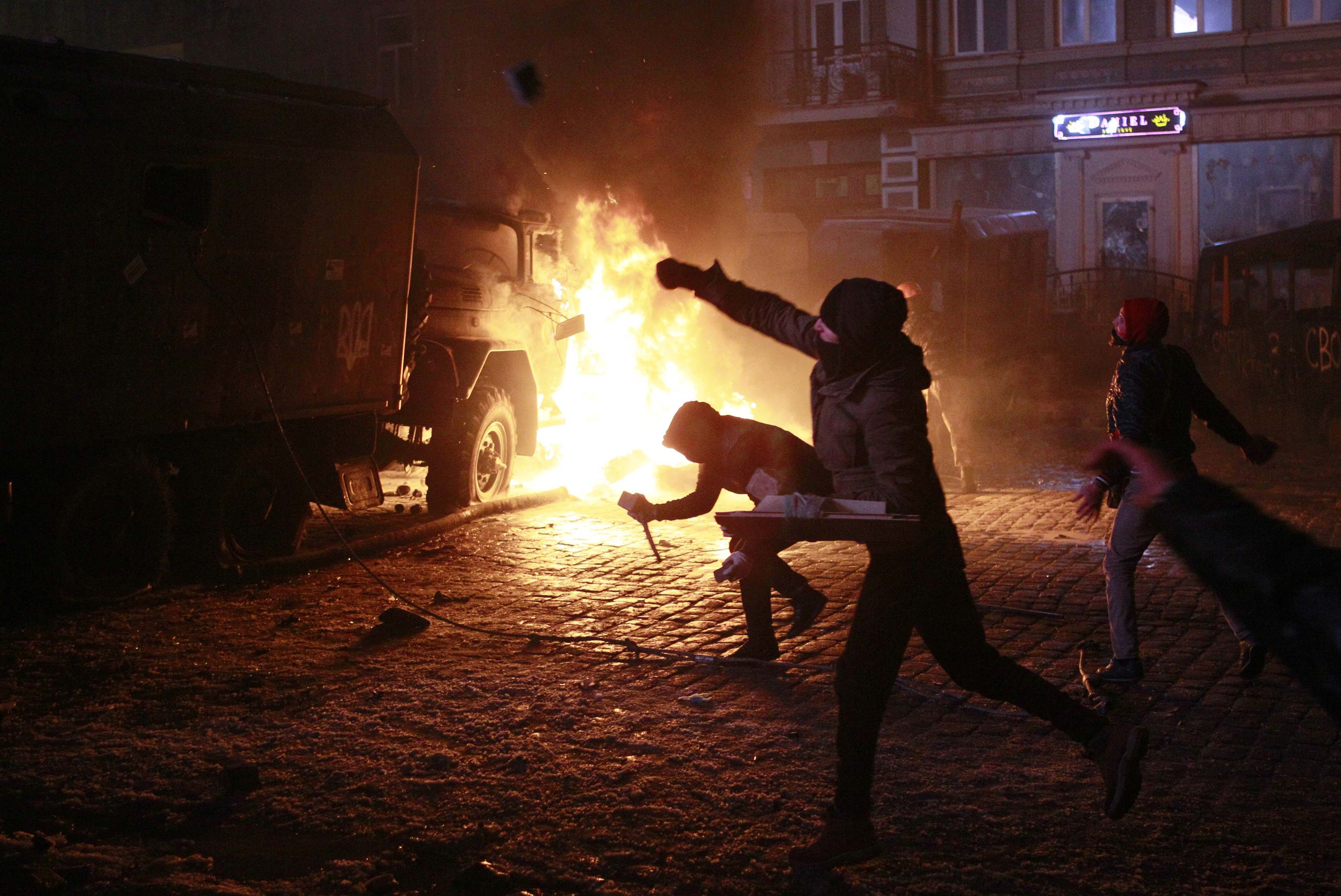 Коктейли Молотова и уличные бои от украинских протестующих Проевропеский протест, украина, митинг, коктейли молотова, подожгли полицейский автобус, беркут