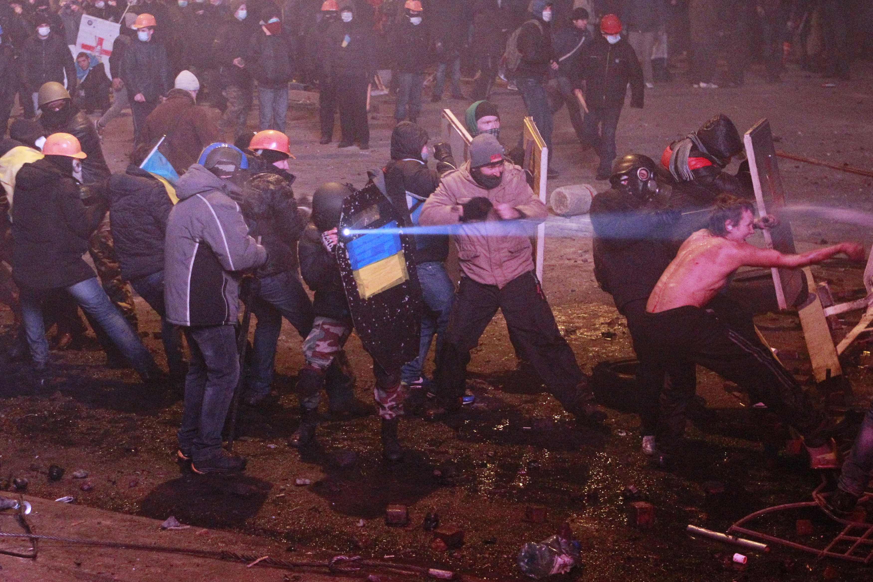 Коктейли Молотова и уличные бои от украинских протестующих Проевропеский протест, украина, митинг, коктейли молотова, подожгли полицейский автобус, беркут